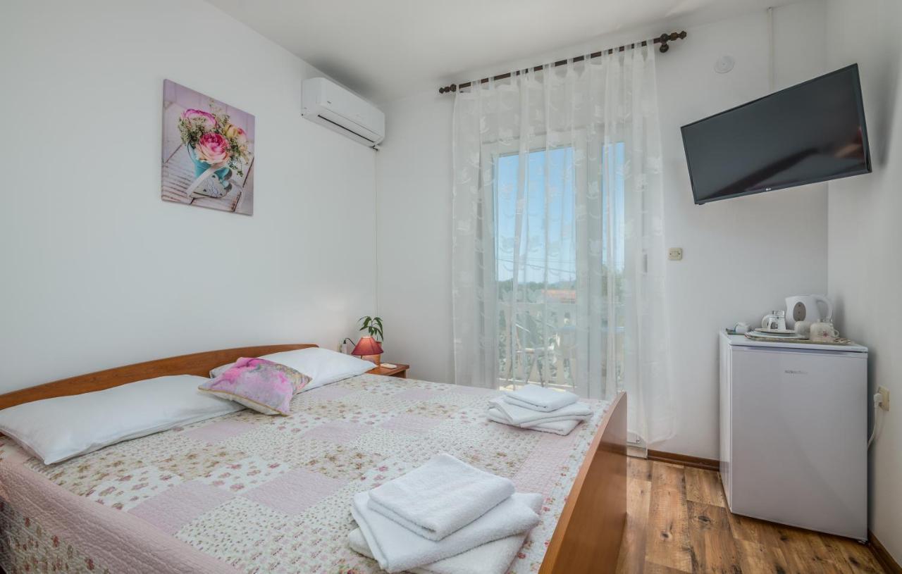 Rooms Valentino Vrh  ภายนอก รูปภาพ